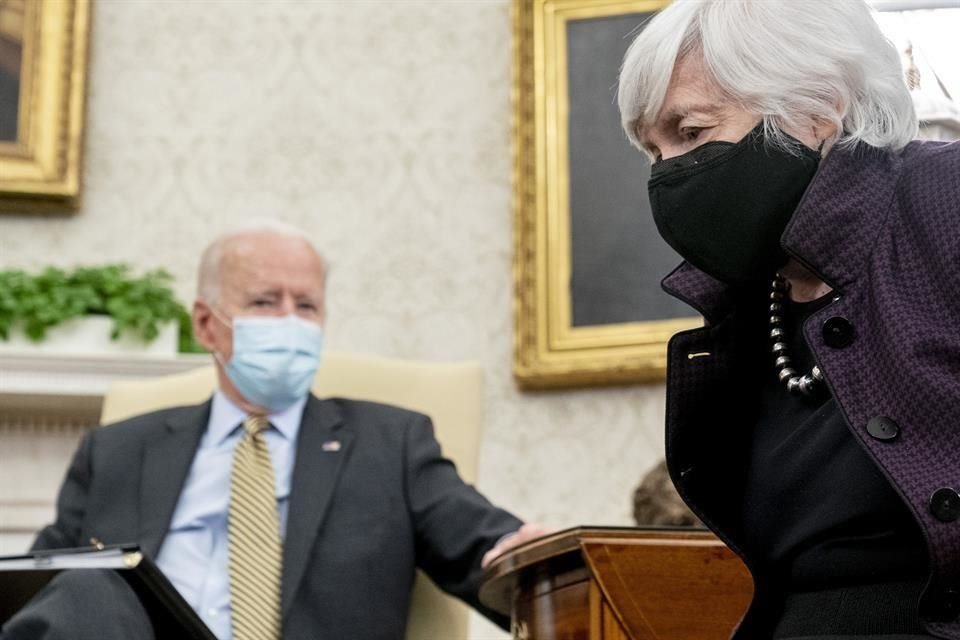 Janet Yellen dijo que la Fed supervisará los índices de inflación cuidadosamente y tiene las herramientas para controlar las alzas excesivas de precios.