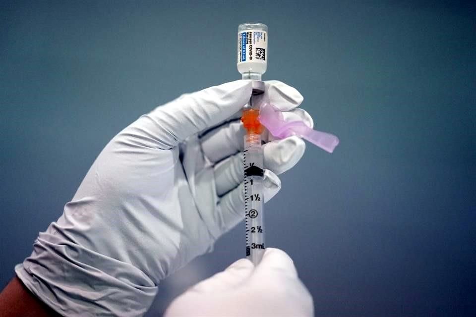 Un panel de los CDC recomendó recibir las vacunas de Pfizer o Moderna en lugar de la de Johnson & Johnson, por posibilidad de coágulos.