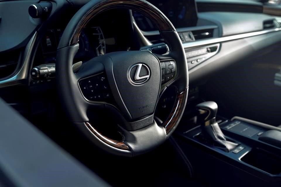 Lexus ES ofrece paleta de cambios al volante y comando de voz para controlar los sistemas en el interior.