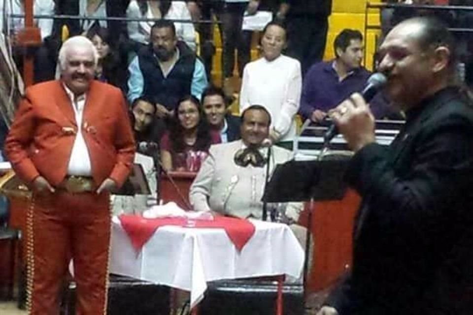 El comediante narró cómo Chente lo invió a contar chistes cuando se presentó en un Palenque.