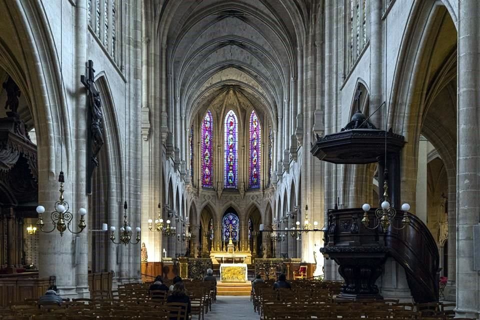 Los servicios religiosos de Notre Dame se trasladaron a Saint-Germain-l'Auxerrois, iglesia que est a 15 minutos a pie a lo largo del margen derecho del Siena, frente al Louvre.