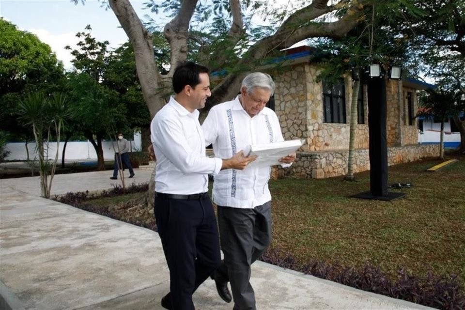 Andrés Manuel López Obrador y el Gobernador Mauricio Vila en Yucatán.