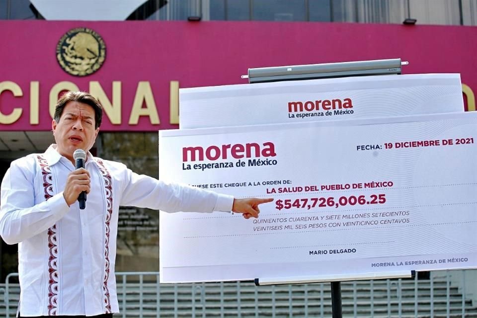 El dirigente de Morena, Mario Delgado, acudió al INE para 'entregar' una parte de los fondos públicos que recibió ese partido para el 2021.