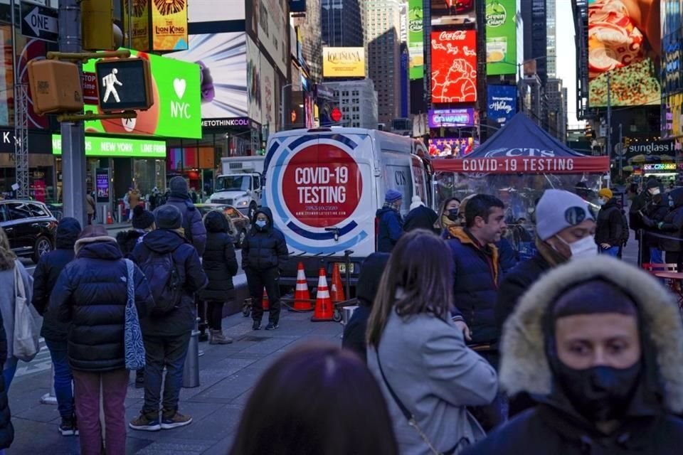 Personas hacen una larga fila en Times Square para realizarse pruebas de Covid-19.