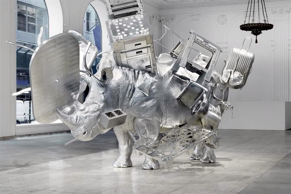 Entre las piezas que integran la muestra, destaca la escultura en tamaño natural de un rinoceronte rodeado de objetos diversos, titulada 'Things'.