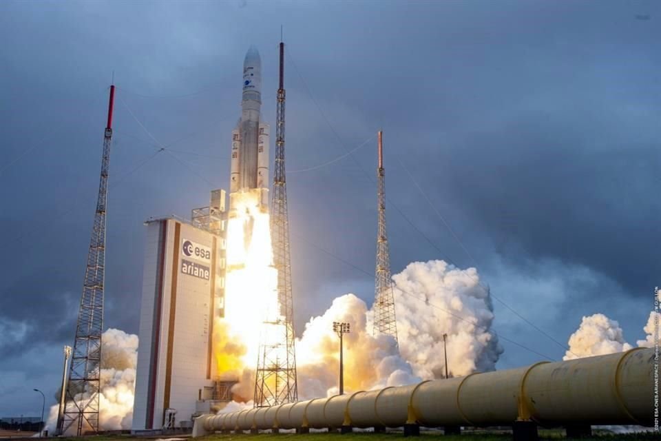 El cohete Ariane 5 despegó esta mañana con el telescopio James Webb.