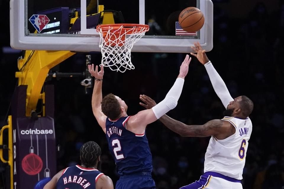 LeBron James superó a Kobe Bryant como el jugador con más puntos en los duelos navideños.