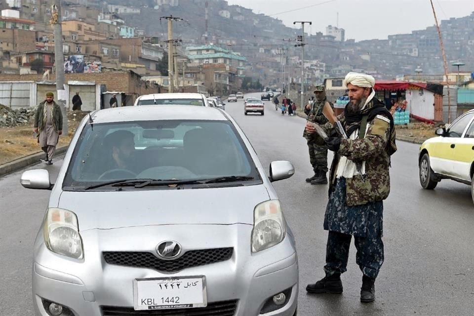 Un militante talibán revisa los documentos de un automovilista en Kabul, Afganistán.
