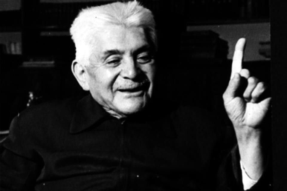 El compositor potosino Julián Carrillo en una imagen del Fondo Casasola, fechada alrededor de 1955.