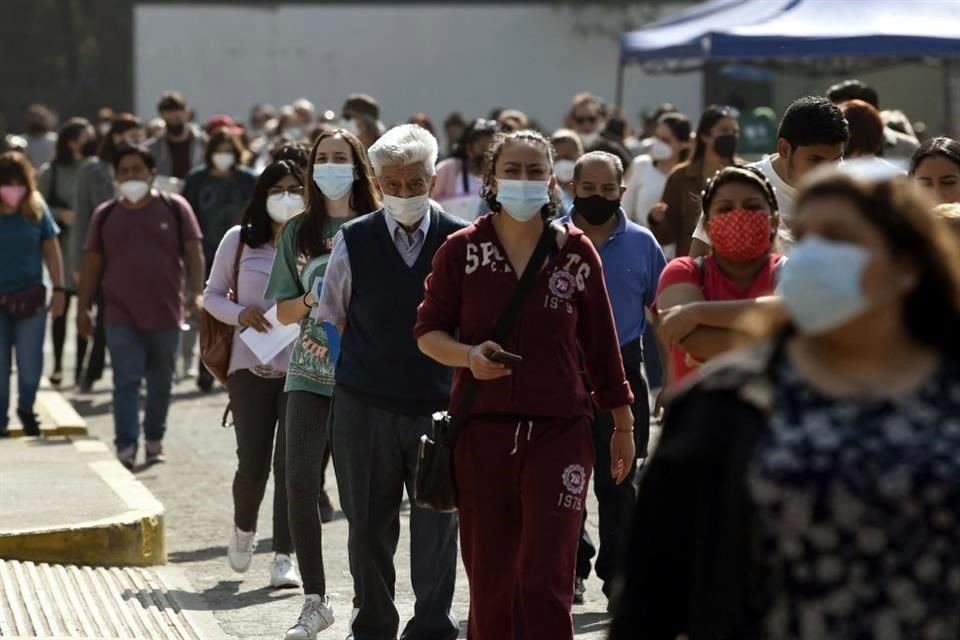 Personas hacen fila el martes en la Ciudad de México para recibir una dosis de la vacuna contra Covid-19.