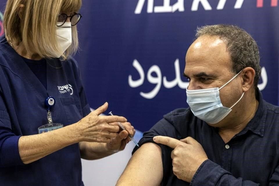 Esta misma semana, Israel inició el primer ensayo conocido para evaluar la eficacia y seguridad de una cuarta dosis de la vacuna.
