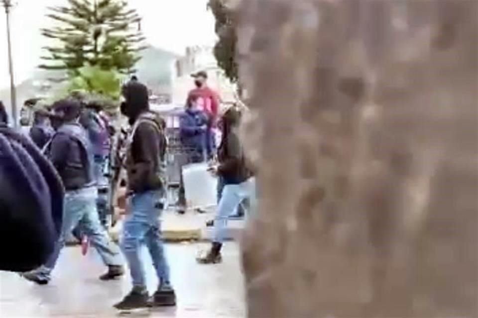 Grupos paramilitares mantienen sitiada al Municipio de Oxchuc, bloquearon carreteras e impiden la salida de pobladores.