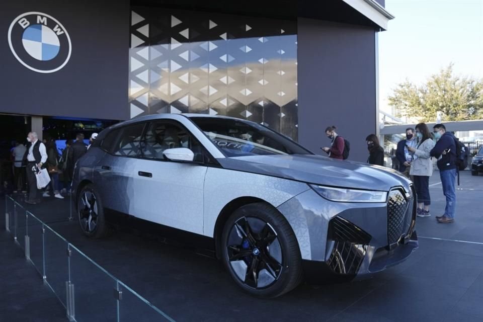 El BMW iX Flow fue lanzado en el marco del CES en Las Vegas.