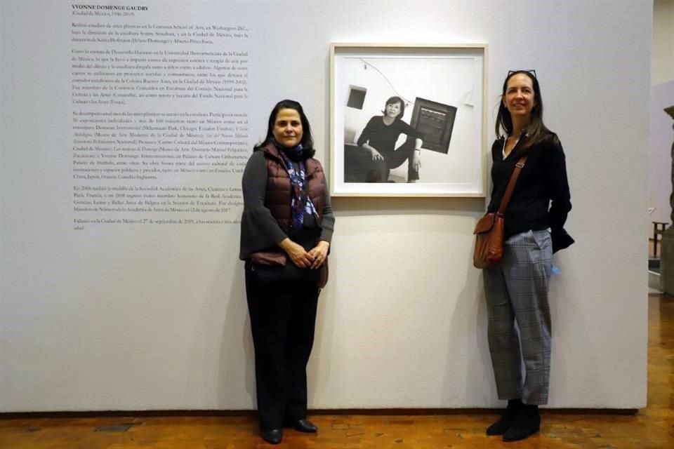 Fernanda Muñoz Castillo, una de las curadoras de la muestra, y Chantal Couttolenc Domenge, hija de la artista.