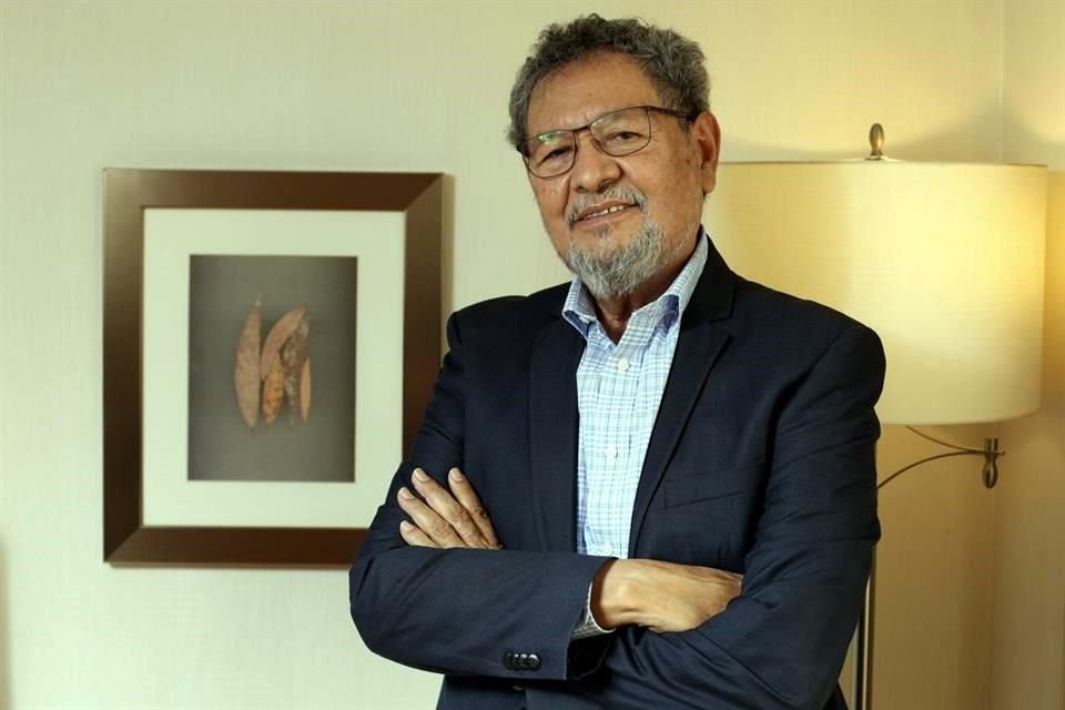 'Yo creo que nos moriremos juntos', dice Élmer Mendoza sobre su personaje El Zurdo Mendieta, quien vuelve en su más reciente novela 'Ella entró por la ventana del baño'.