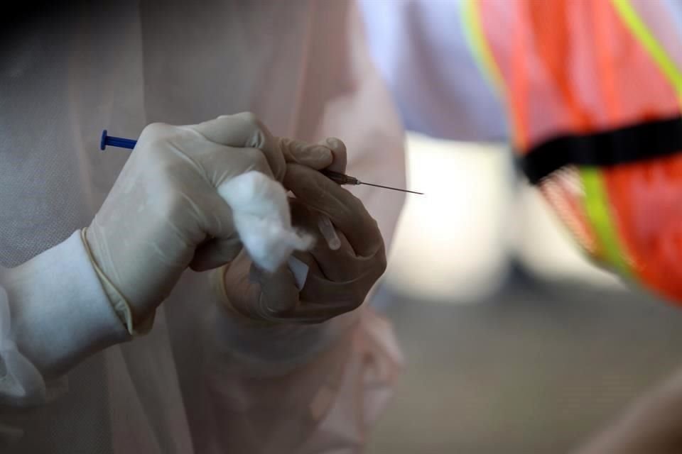 La vacunación del personal de salud que arrancaría mañana se suspendió y se reprogramará, aunque por ahora no hay fechas, anunció Alfaro.