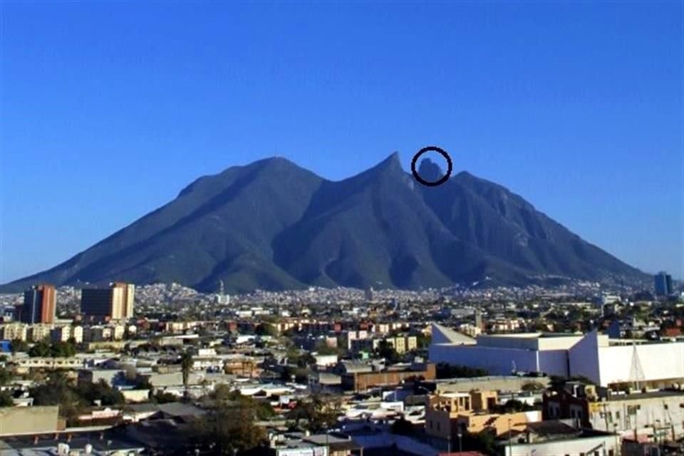 El Pico Sur (círculo) del Cerro de la Silla luce un signo de fe: una cruz de más de una tonelada de 8.5 metros de altura y ensamblada con piezas de acero.
