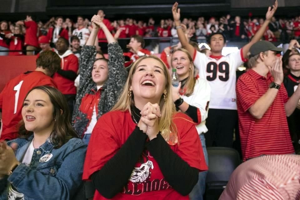 Fans de la Universidad de Georgia festejan el touchdown.