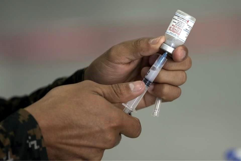 La OMS dijo que podría ser necesario actualizar las fórmulas de las vacunas para que ayuden a prevenir la infección y transmisión del virus.