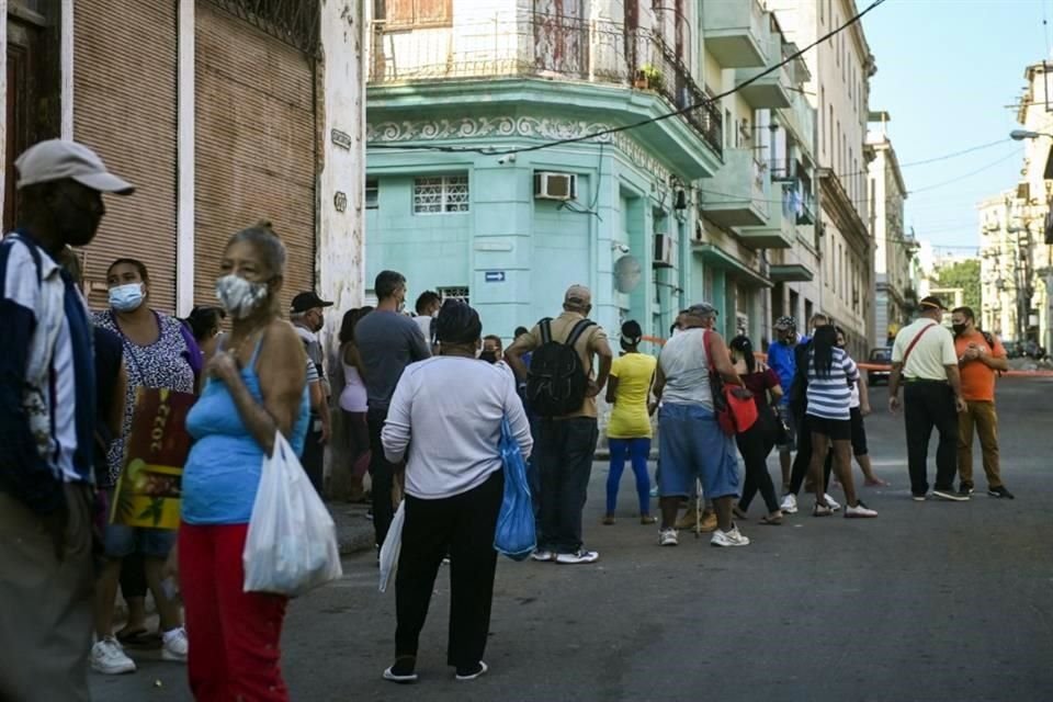 Cubanos hacen fila para comprar alimentos en el mercado