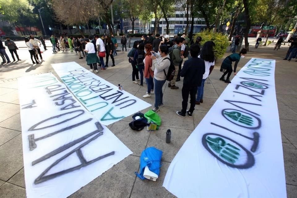 Los manifestantes se pronuncian en contra de modificaciones al estatuto del Centro de estudios.