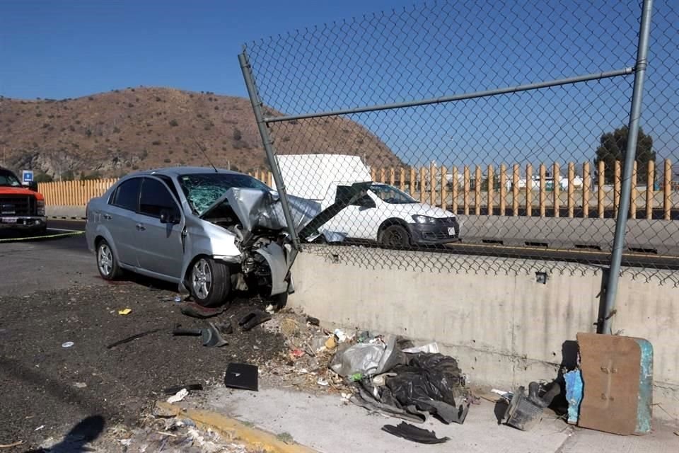 Un automovilista falleció tras impactar su vehículo contra aguja vial en Autopista México-Puebla, a la altura de Chalco, Estado de México.