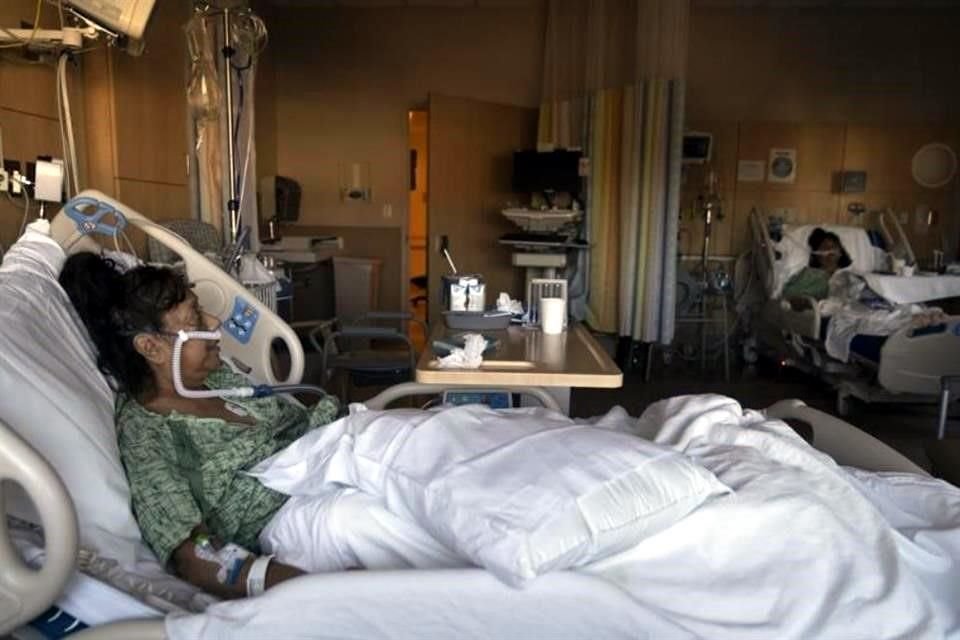 Personas reciben atención médica por coronavirus en un hospital de Los Ángeles.