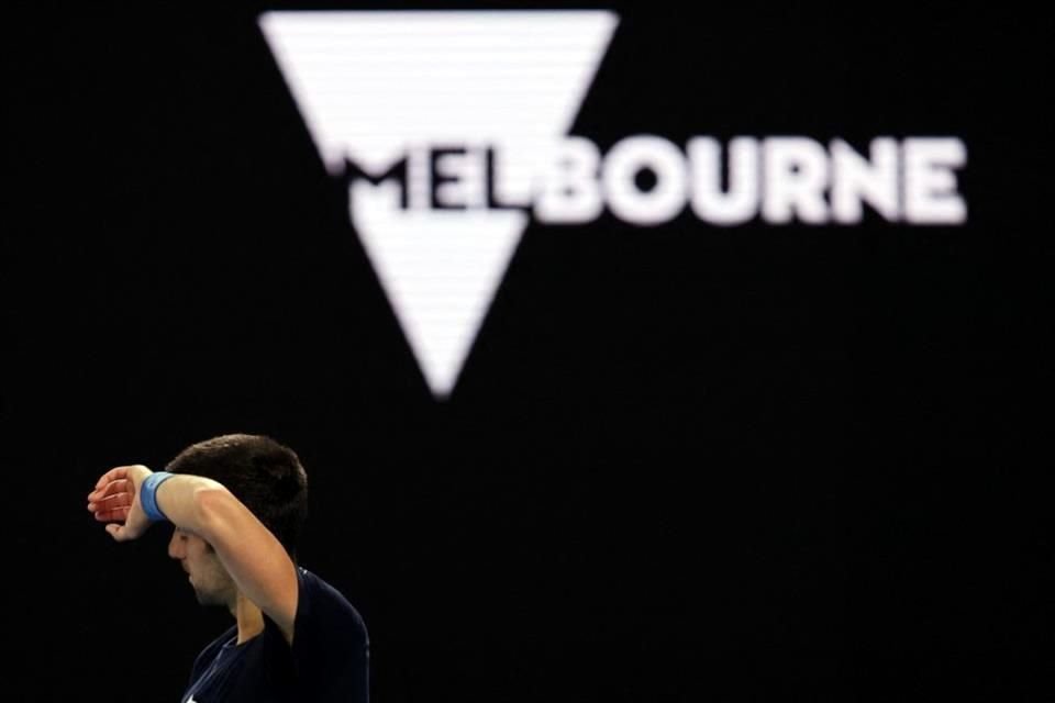 Novak Djokovic insiste en jugar el Abierto de Australia donde busca ser el máximo ganador de Grand Slam de la historia.