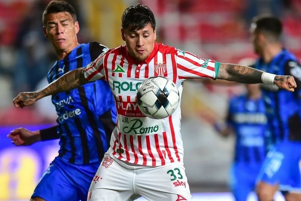Nicolás Castillo trata de quitarse a Héctor Moreno.