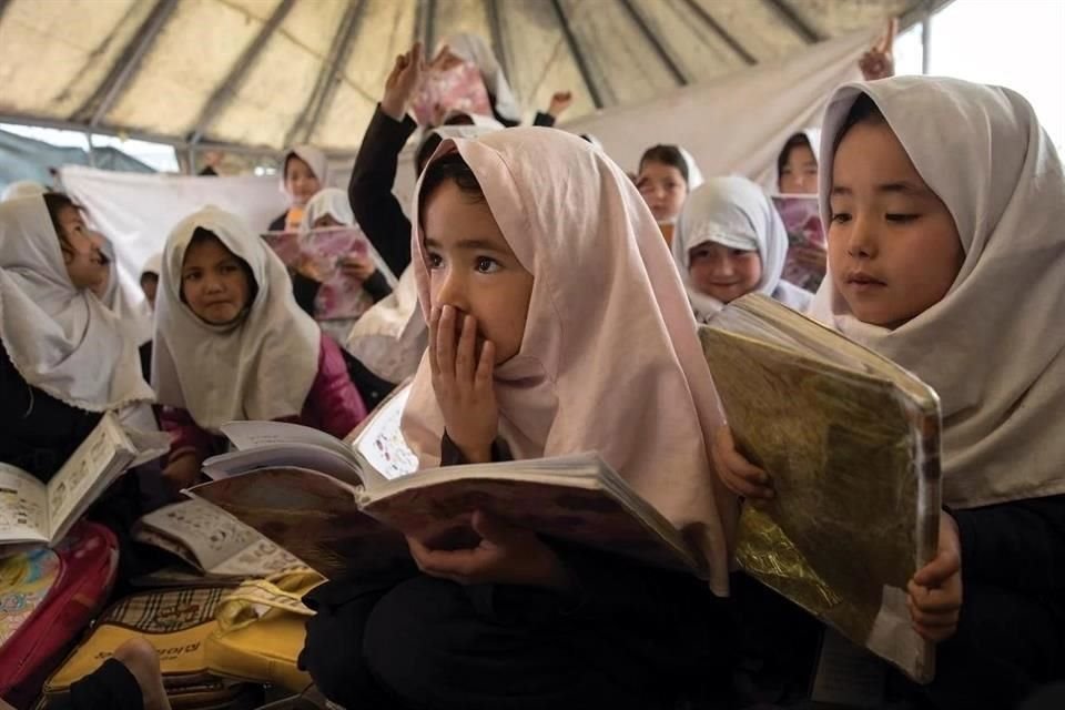 Niñas afganas toman clases en colegios exclusivos para mujeres.
