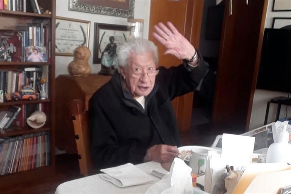 Ante los contagios por la variante Ómicron, el actor Ignacio López Tarso celebró su cumpleaños 97 acompañado sólo de dos de sus hijos.