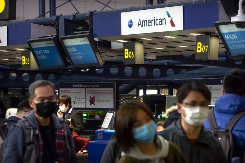 American Airlines reportaba más de 600 vuelos cancelados este domingo.