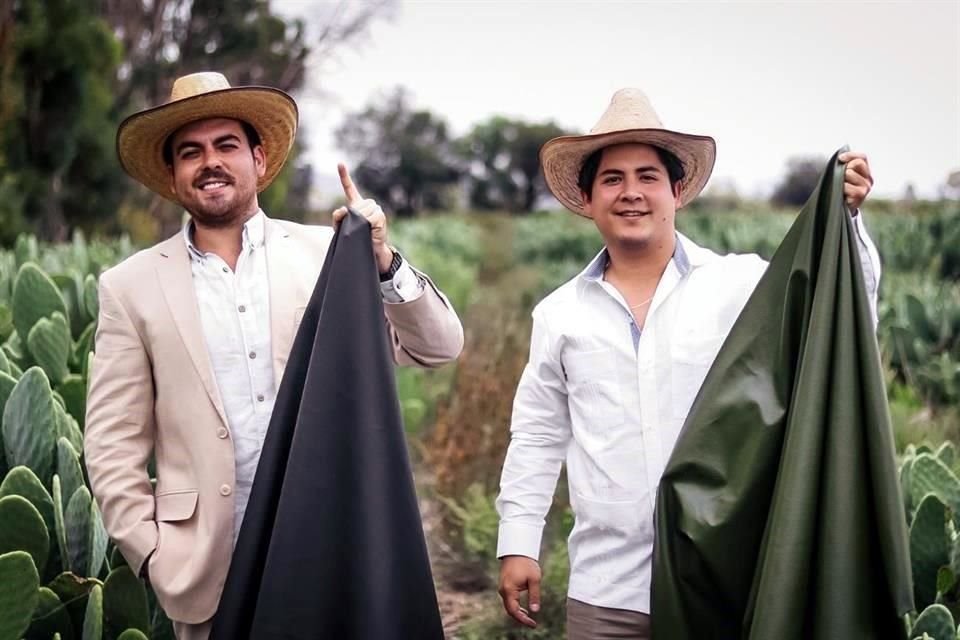 Marte Arturo Cázares Duarte y Adrián López Velarde exportan 99 por ciento de los 500 mil metros lineales de 'piel de nopal' que producen.