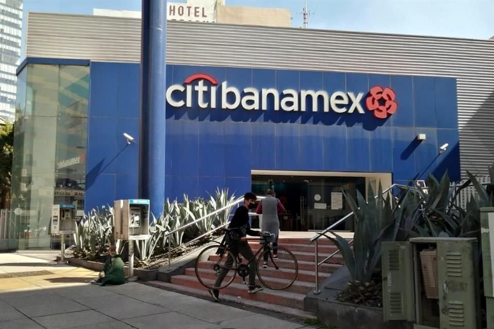 AMLO dijo que si Grupo México no compra Banamex, su Gobierno podría crear una asociación. 