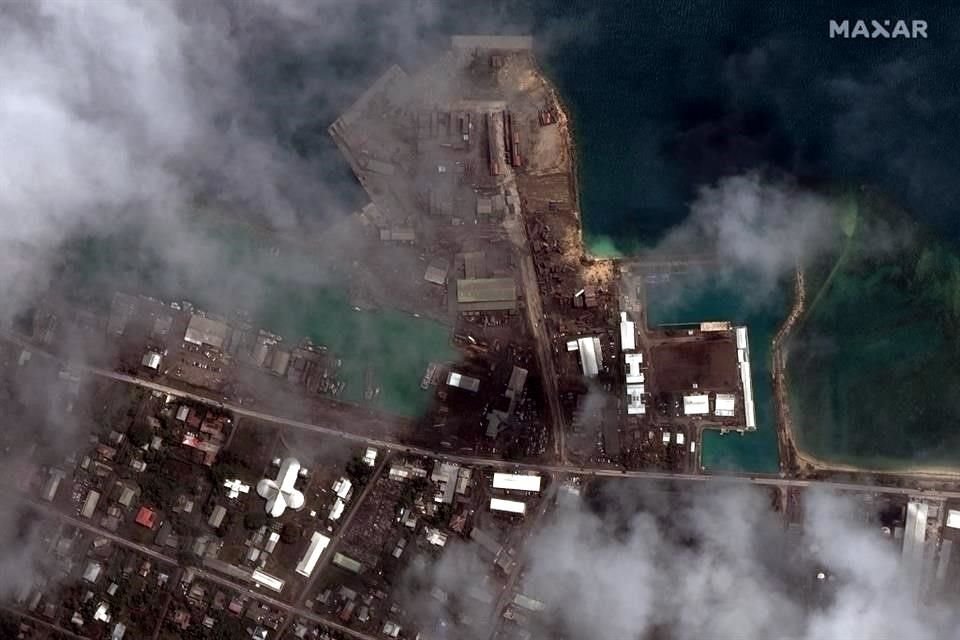 Esta imagen satelital muestra las instalaciones portuarias en Tonga.