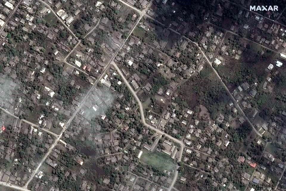 Esta imagen satelital muestra las casas y edificios cubiertos de ceniza en Tonga.