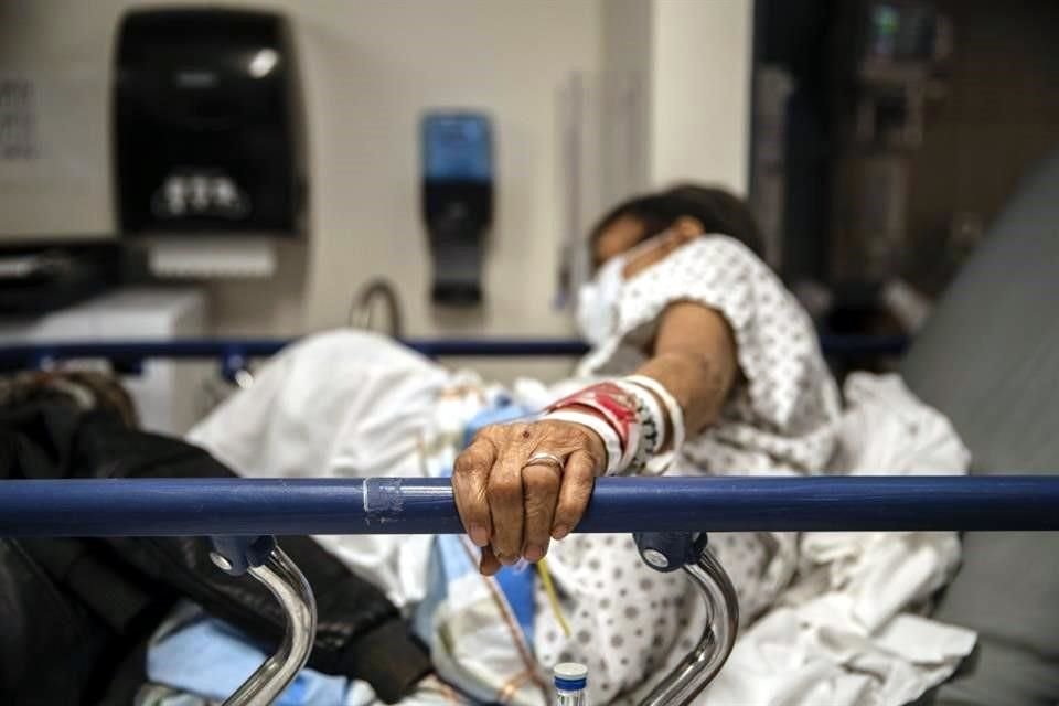 Bonita Figueroa, hospitalizada con Covid-19 espera al personal de salud en el Brooklyn Hospital Center, en Nueva York, en enero de 2022.