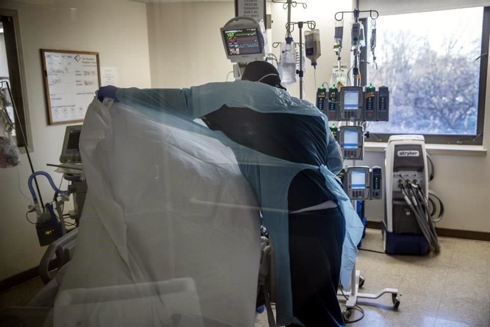 Personal de salud atiende a un paciente de Covid-19 en un hospital de Nueva York la semana pasada.