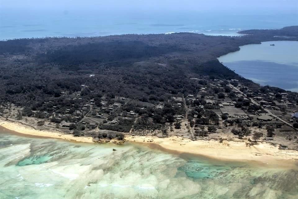 Vista de un área de Tonga cubierta de cenizas tras la erupción.