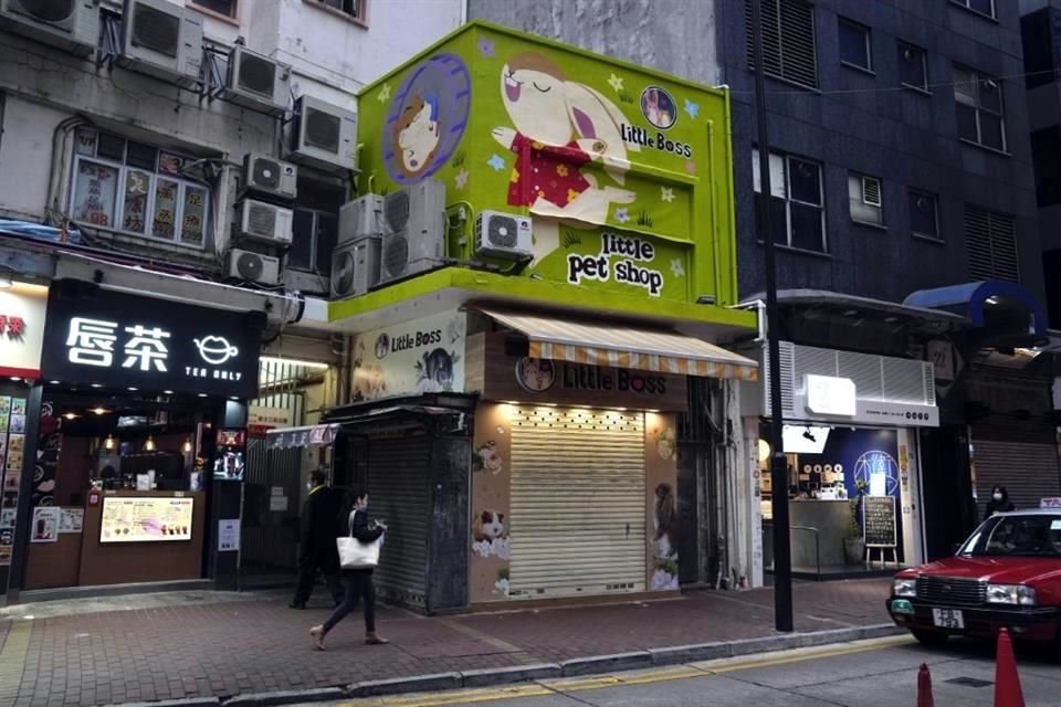 Vista exterior de la tienda en Hong Kong donde se detectaron contagios de coronavirus en roedores.