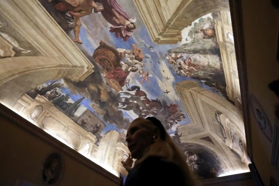 La Princesa Rita Boncompagni Ludovisi debajo de un fresco del artista Giovanni Francesco Barbieri, conocido como Guercino.