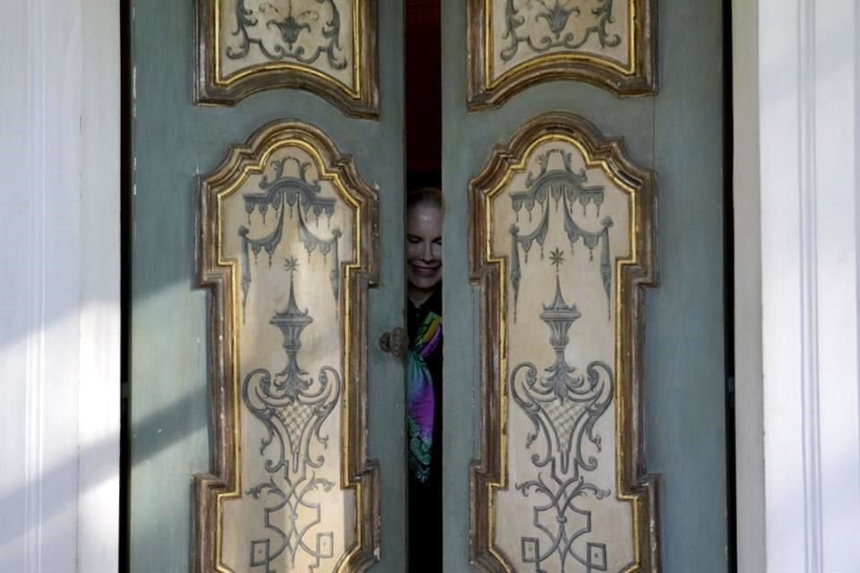 La Princesa Rita Boncompagni Ludovisi cierra una puerta de la Villa Ludovisi.