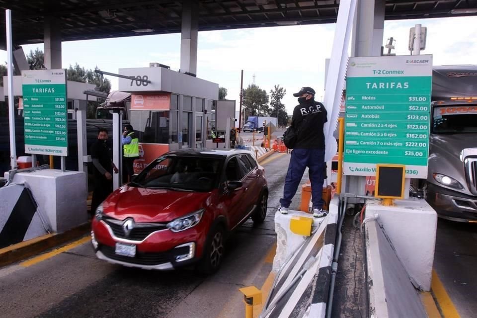 Inconformes levantaron plumas viales de la caseta Las Américas en protesta por la implementación de un sistema de ponchadura de llantas para los conductores que busquen evadir el pago de peaje.