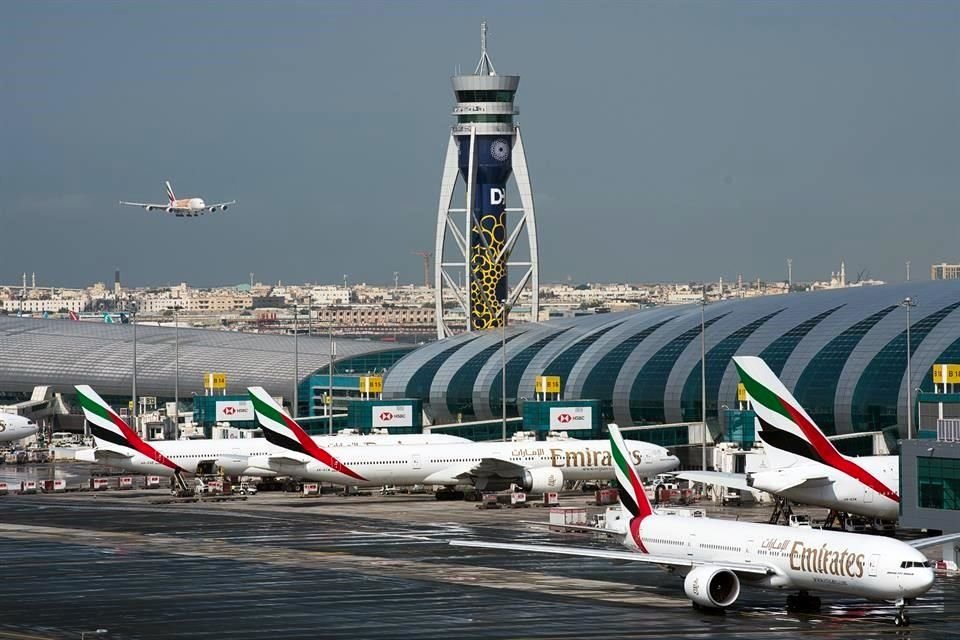Emirates dijo que hasta nuevo aviso suspenderá sus vuelos hacia los aeropuertos de Boston, Chicago, Dallas Fort Worth, Houston, Miami, Newark, Orlando, San Francisco y Seattle.
