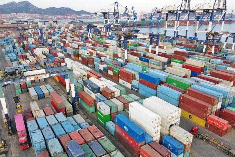 El 14 de enero de 2022, en el patio de contenedores del puerto de Yantai en la provincia de Shandong, las grúas trasladaban contenedores.