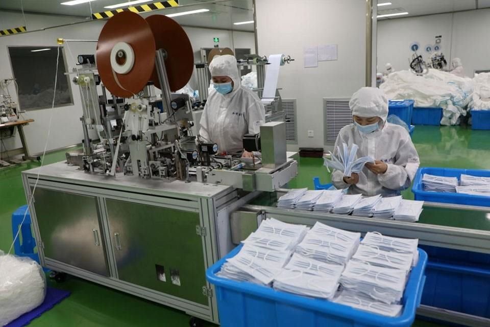 En el taller de un fabricante de consumibles y dispositivos mdicos en Binzhou, los trabajadores intensificaron la produccin de mascarillas mdicas quirrgicas para exportar al extranjero.