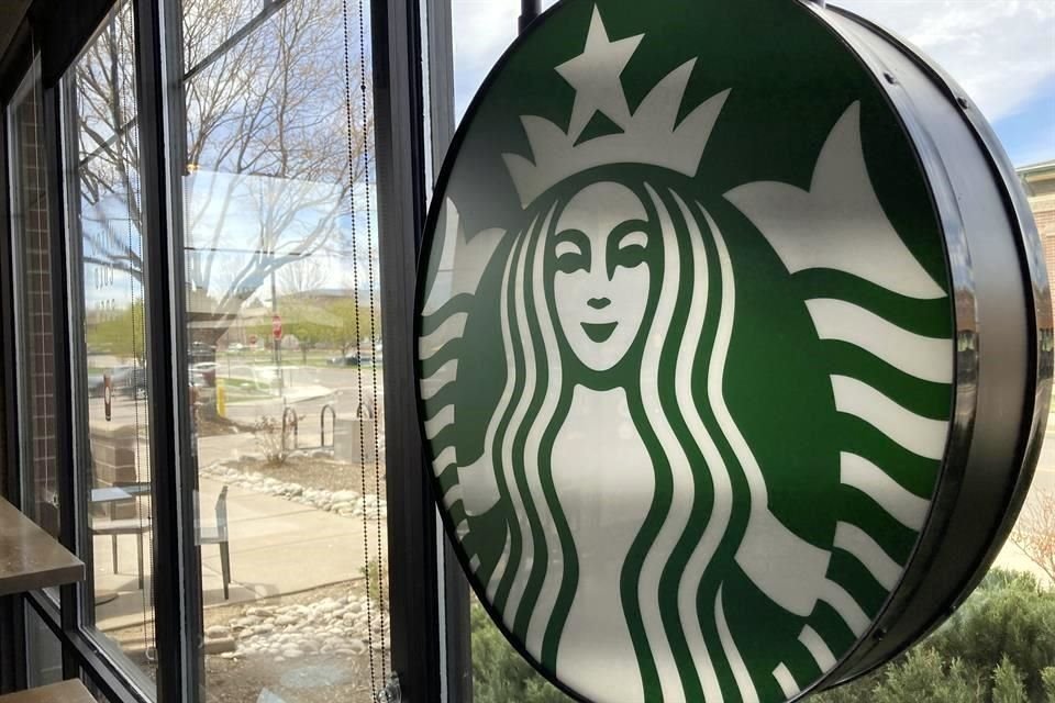 Starbucks también modificó su política de aislamiento.
