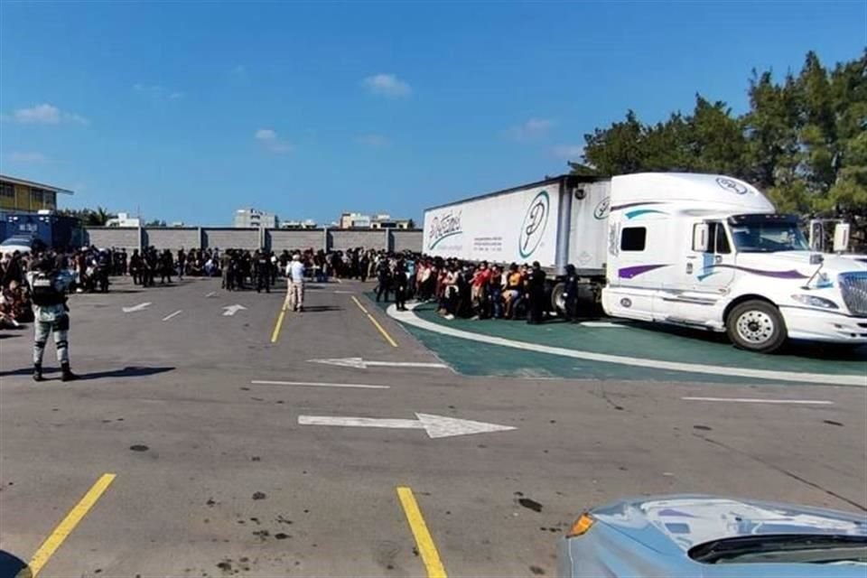 Las más de 300 personas migrantes viajaban en un tráiler con reporte de robo que era conducido por un chofer presuntamente plagiado y obligado a realizar el traslado.