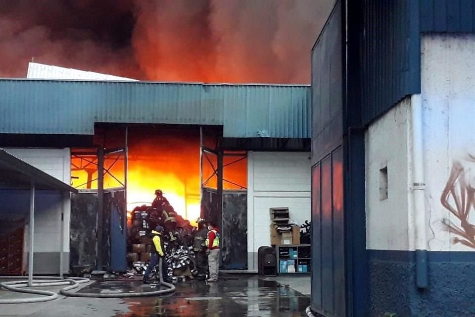 Cuerpos de emergencia acudieron a sofocar un incendio en una fábrica en Calzada Coltongo 19, en Azcapotzalco; no se reportan heridos.