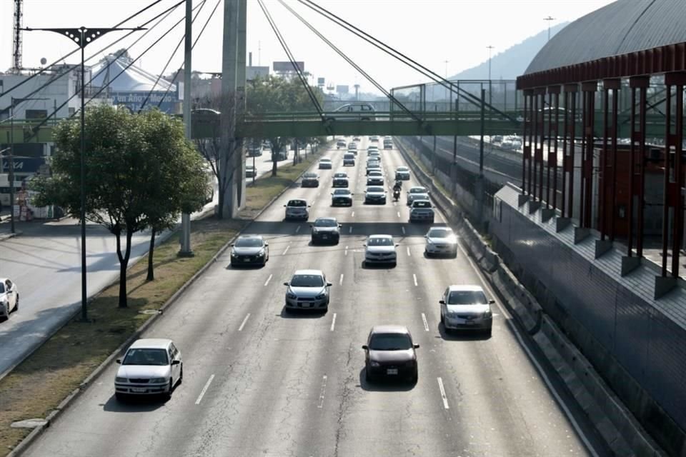 De acuerdo con automovilistas y operadores de transporte público, la reducción en el tráfico en la Calzada Ignacio Zaragoza se ha notado en las últimas dos semanas.